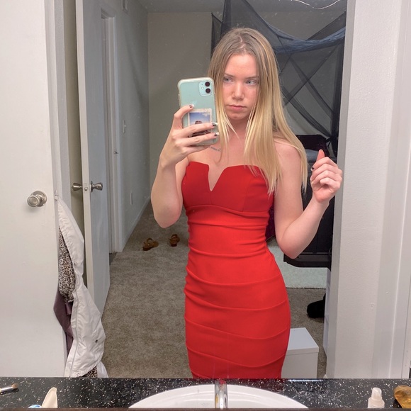 Red dress - Picture 3 of 3